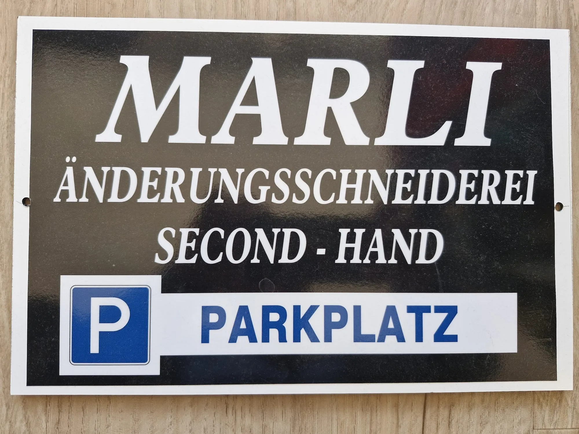 Parkplatz-Schild der Änderungsschneiderei Marli